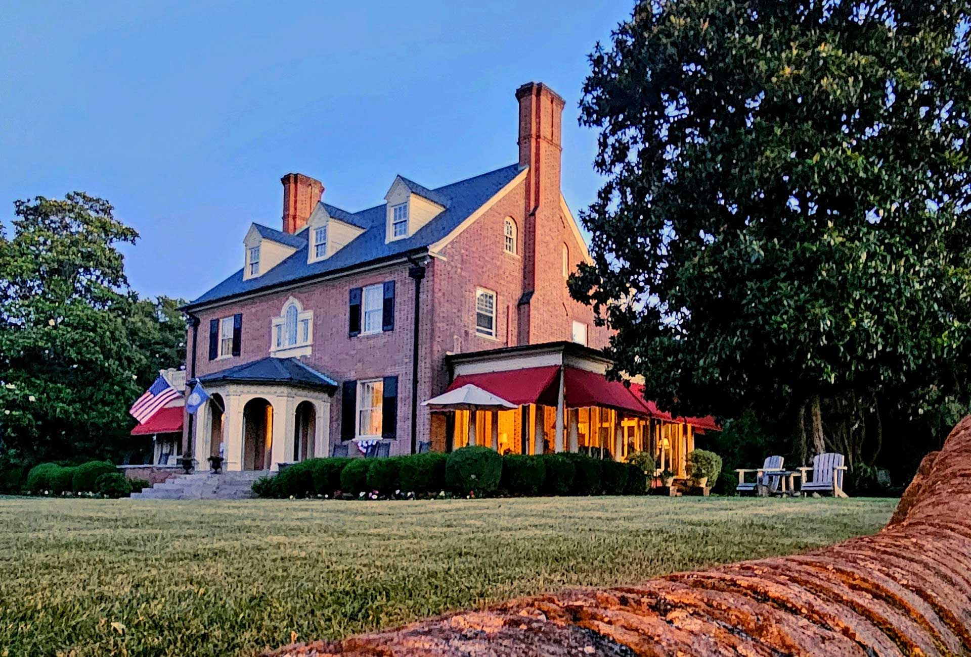 Exterior photo of the Hornsby House Inn at dusk
