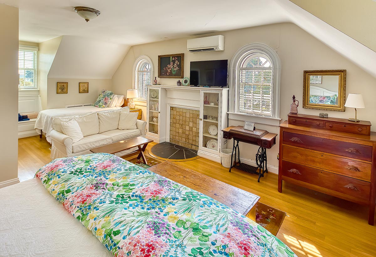 Spacious attic suite with king bed, sofa and fireplace at Hornsby House Inn